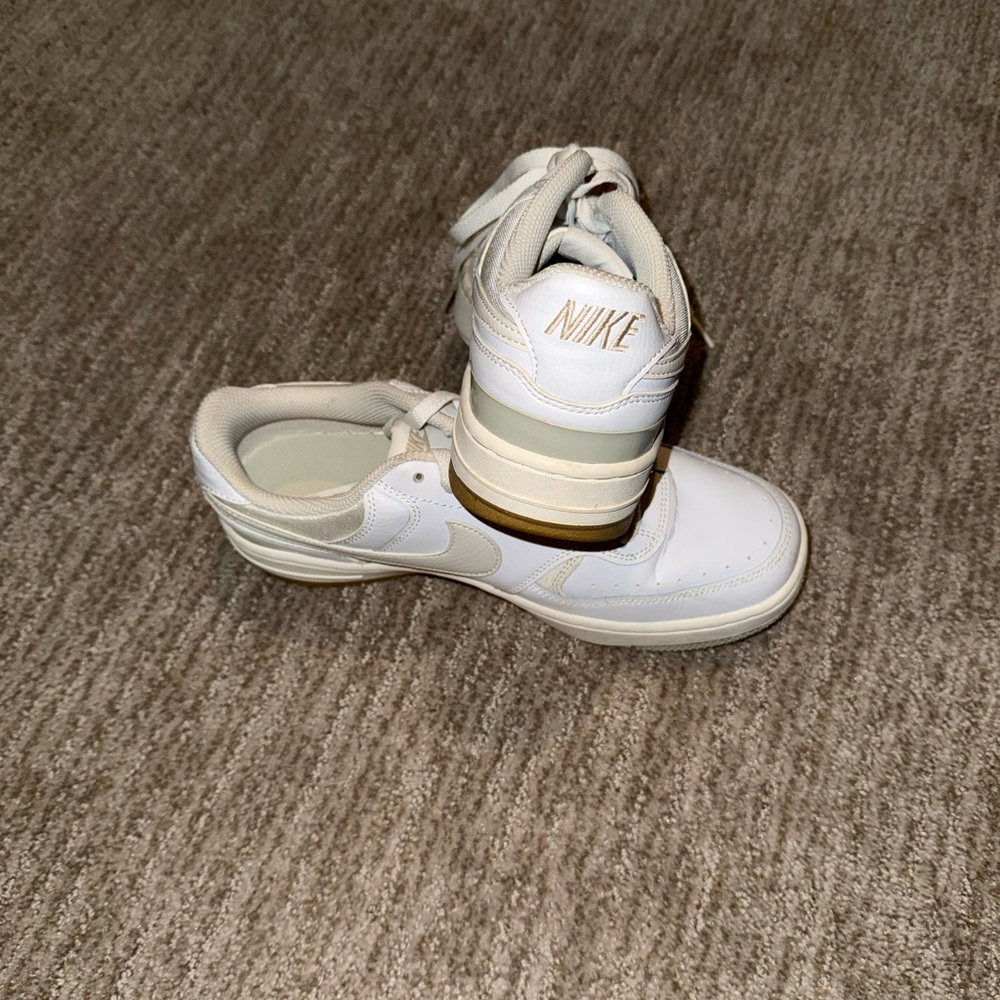 Nike Gamma Force Sneakers Woman’s White and Tan Size 9 - Picture 3 of 5